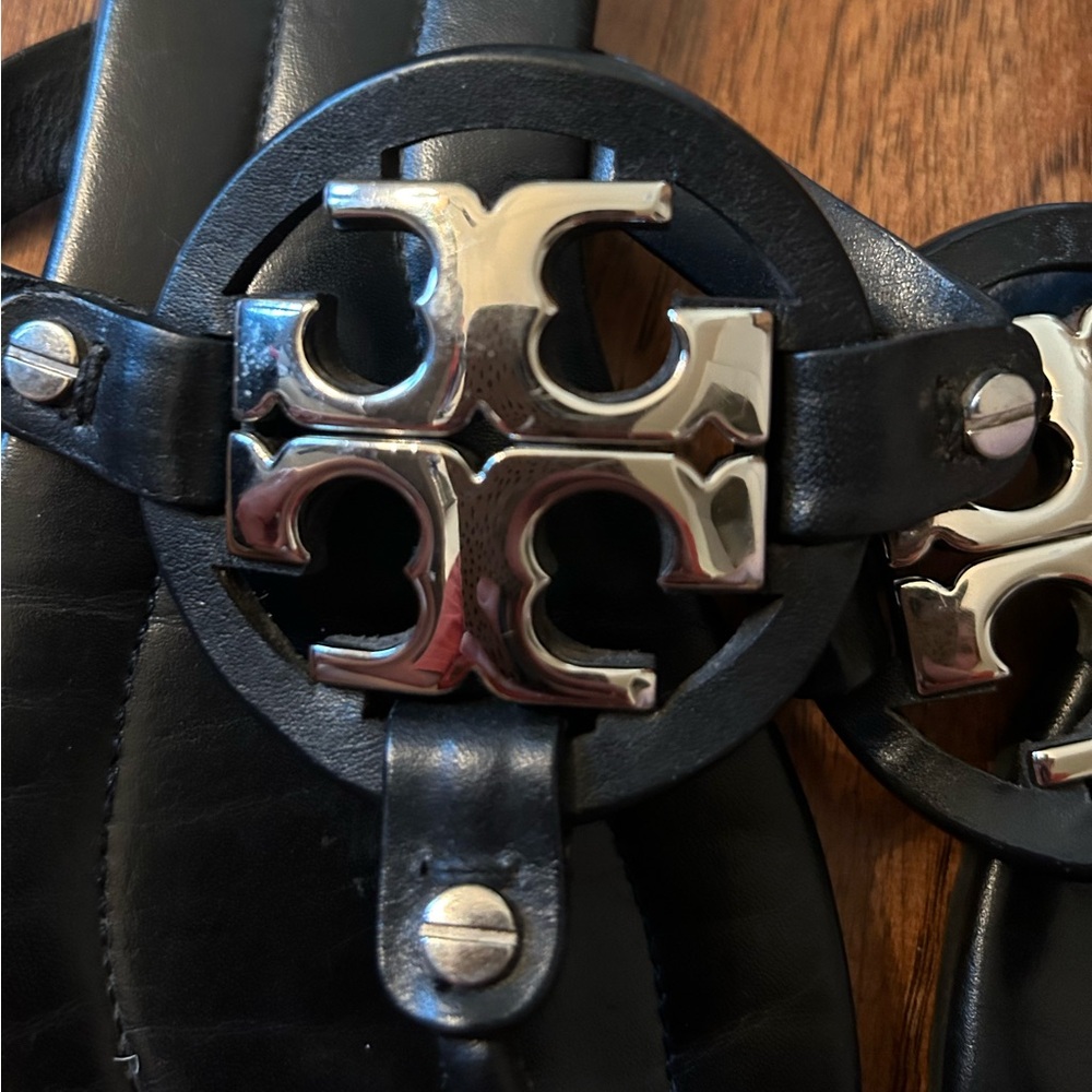 Tory Burch Black Leather Logo Thong Sandals with Gold Emblem - Picture 2 of 6